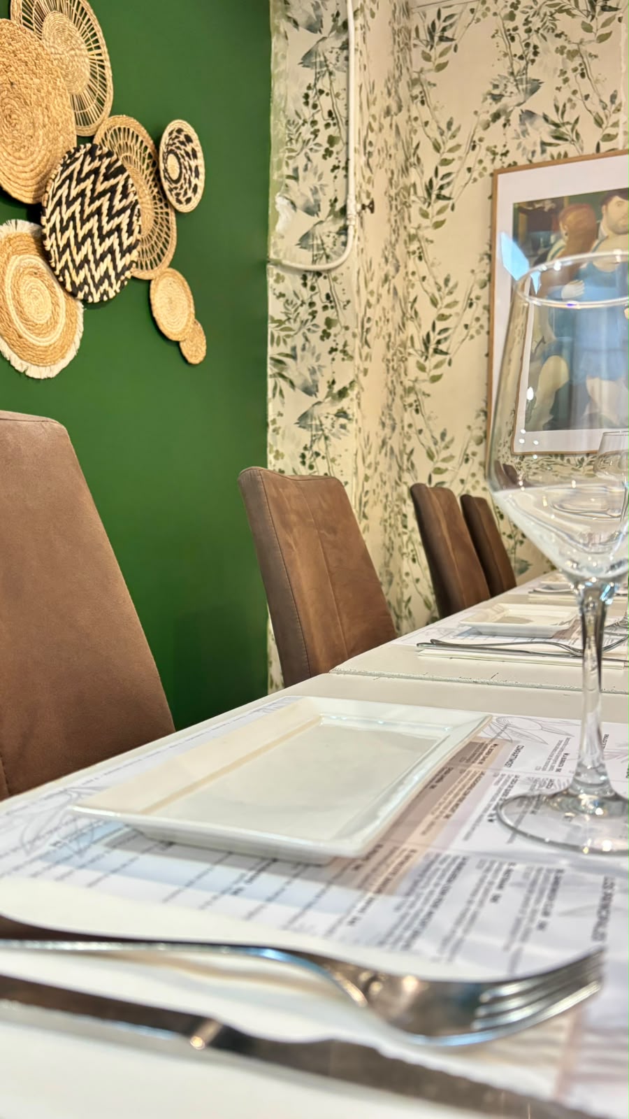 Rincón cálido del interior de Charlie Brownie en Valencia