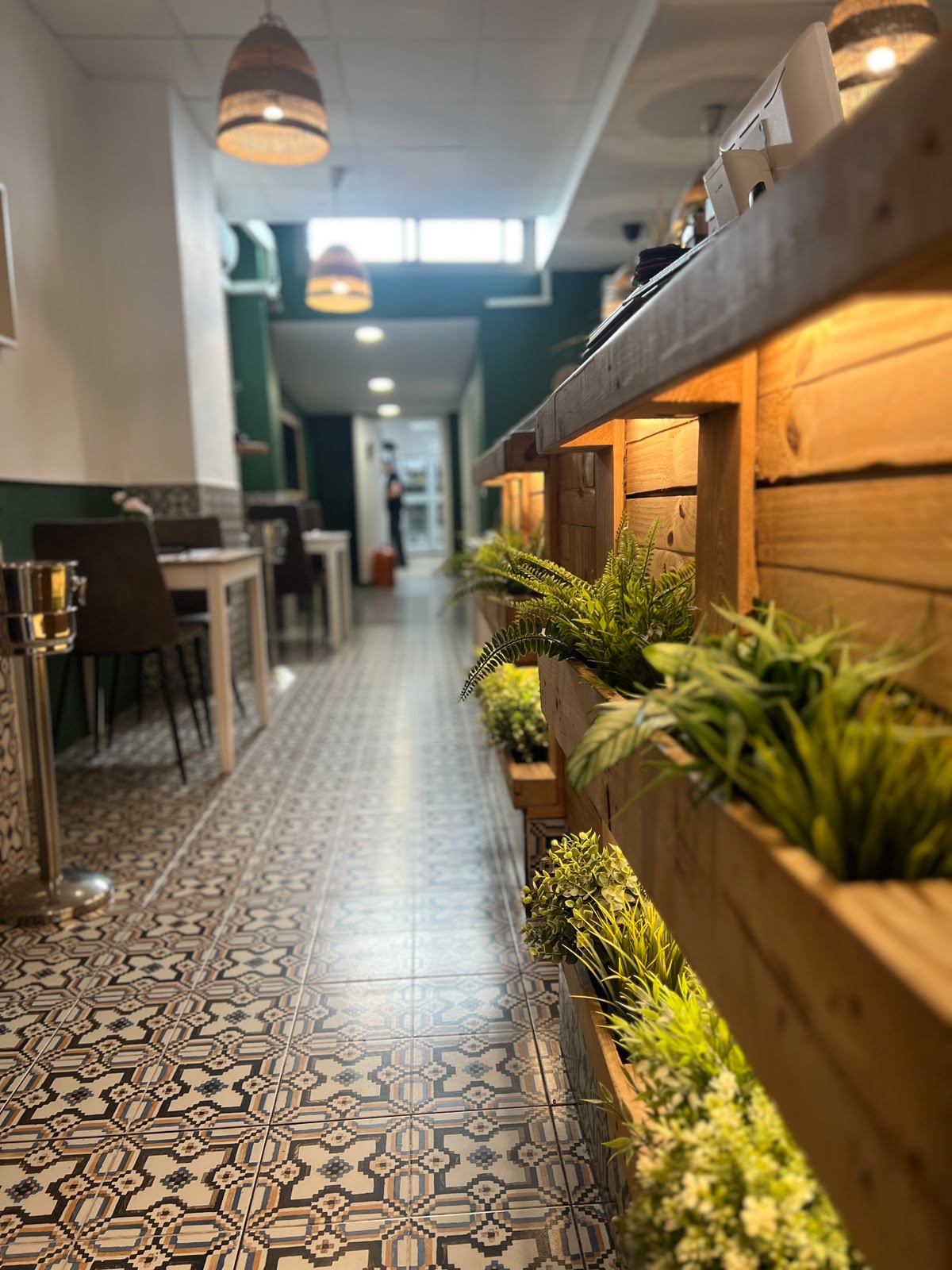 Sala del restaurante Charlie Brownie en Extramurs Valencia, madera y lámparas cálidas
