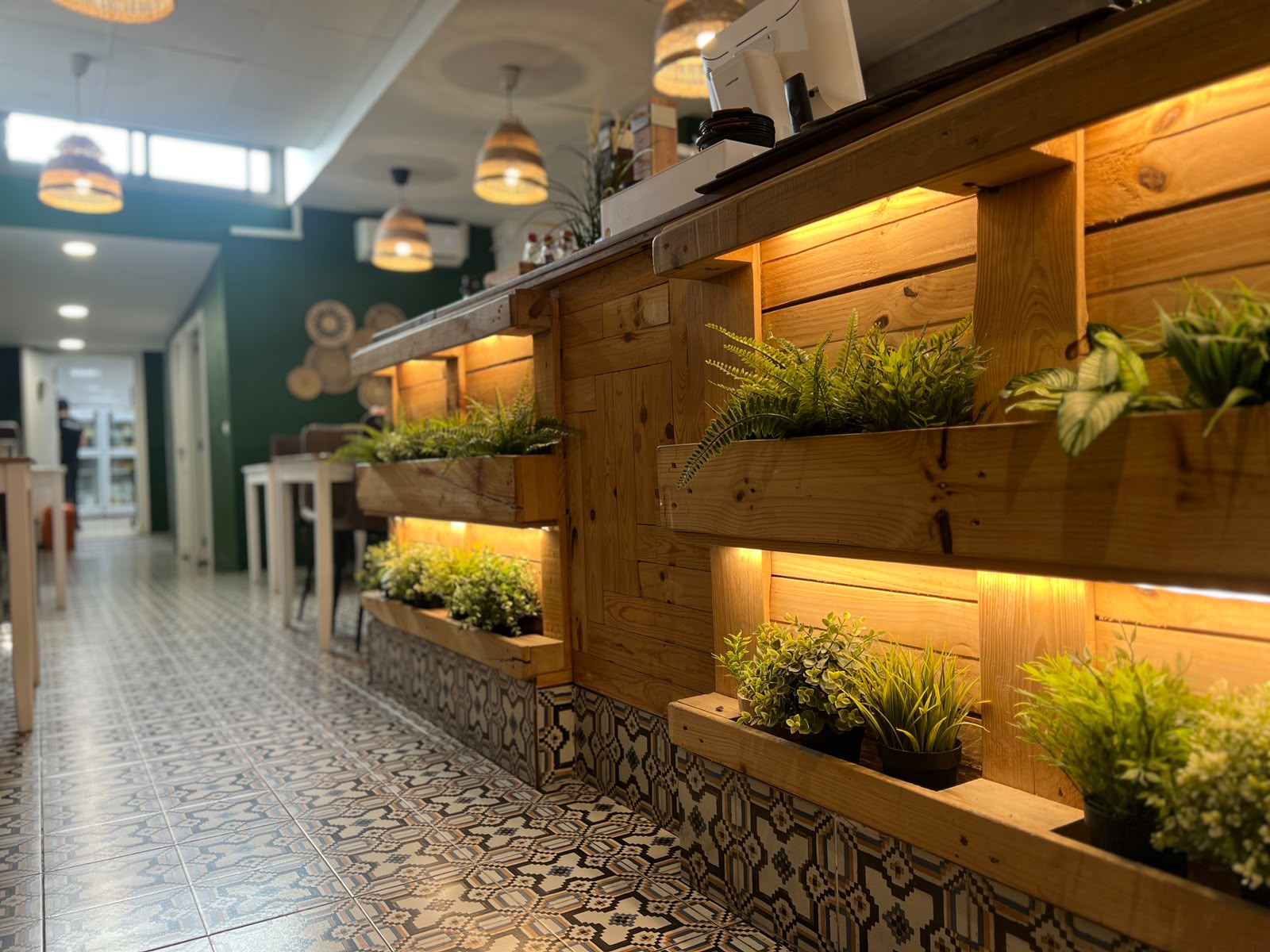 Barra de madera con decoración vegetal en Charlie Brownie