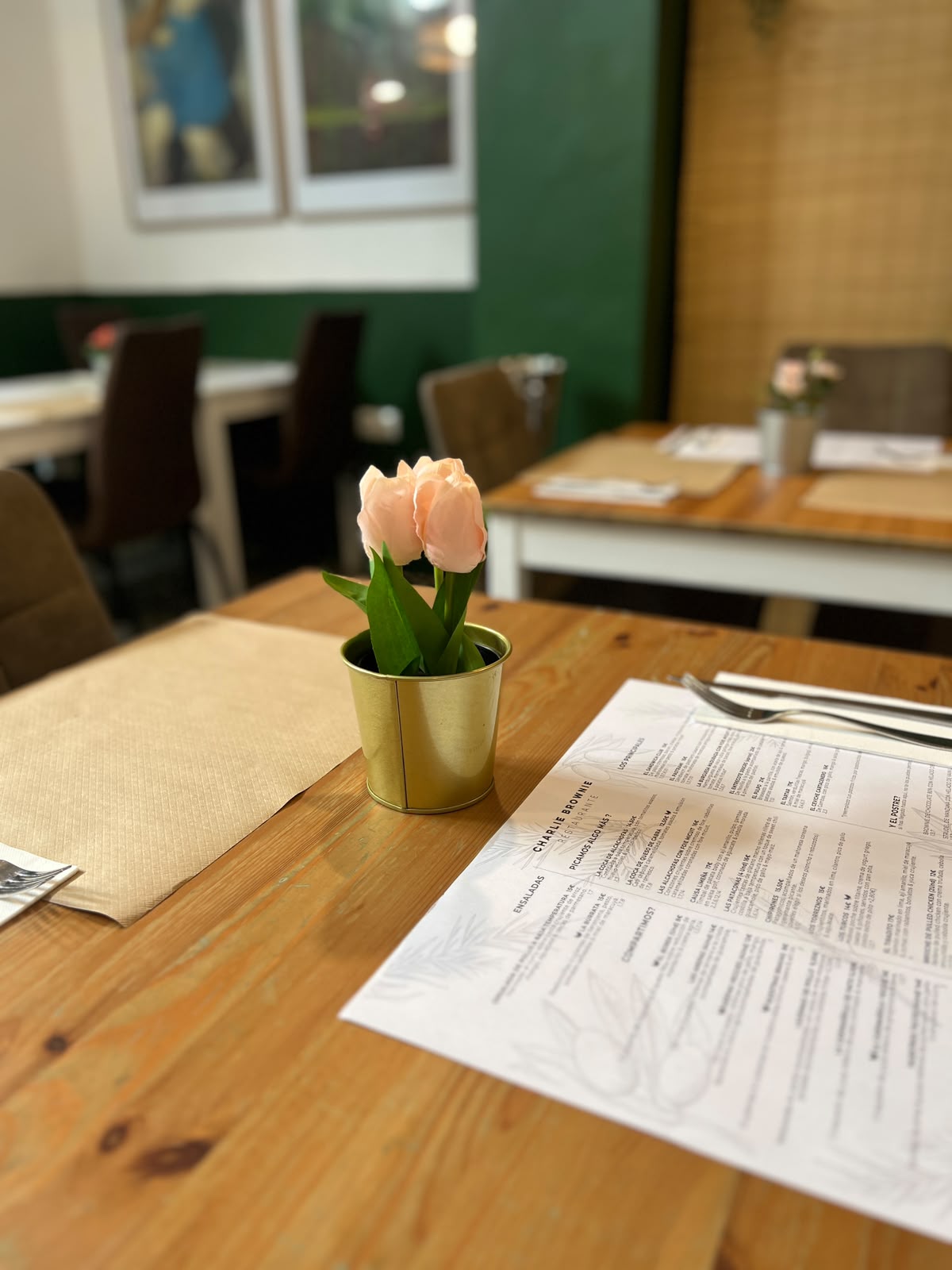 Comedor y mesas de Charlie Brownie en Valencia